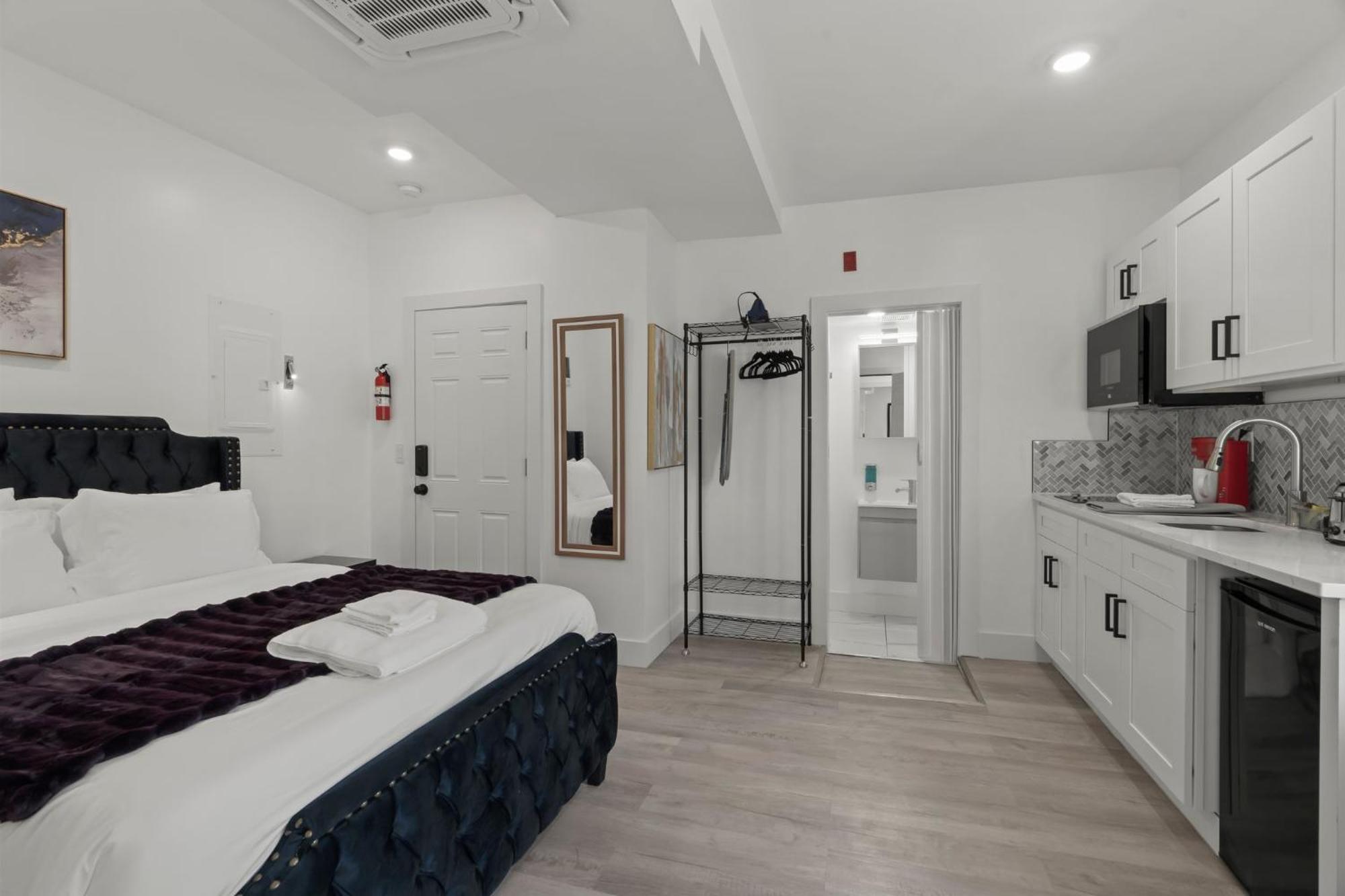 New Season Royals, Airport West Hotel 5*